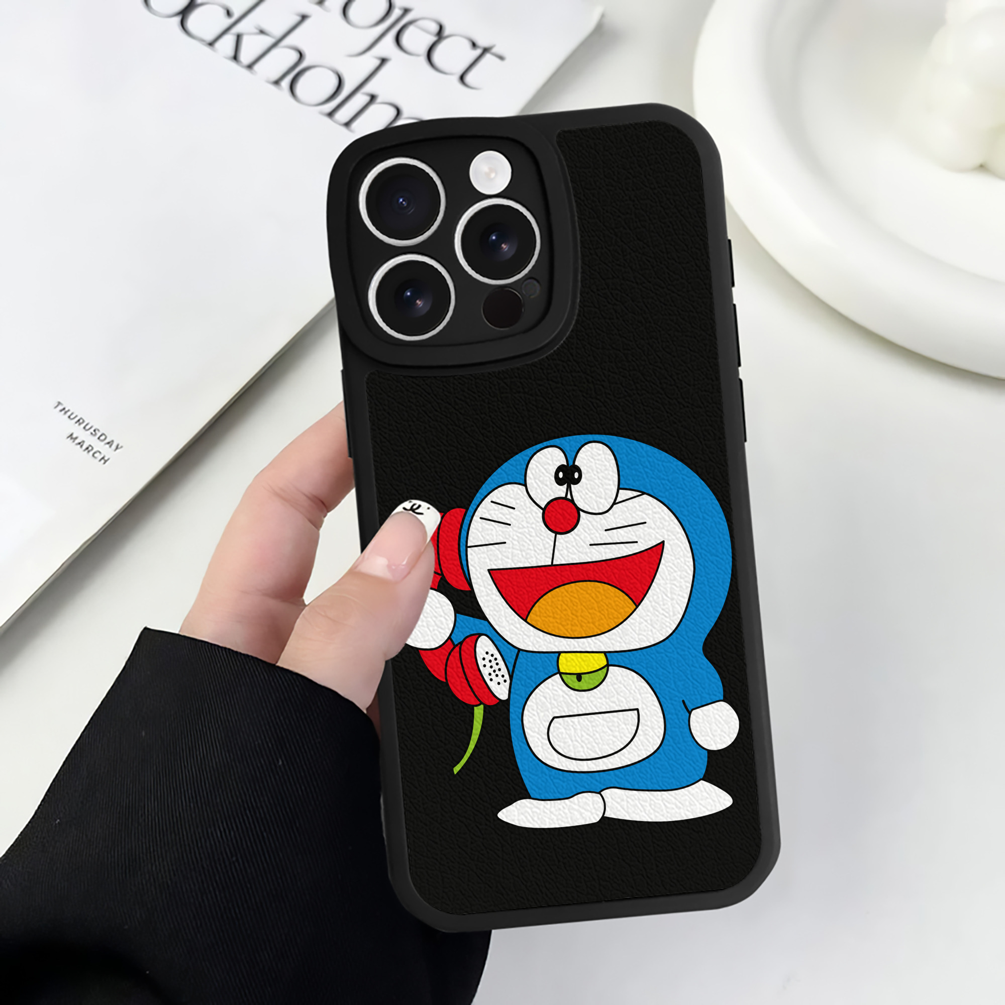 （画像用） ドラえもん Doraemon 【iPhone 16シリーズ対応】シリコンスマホケース（レザー調） 材質：シリコン